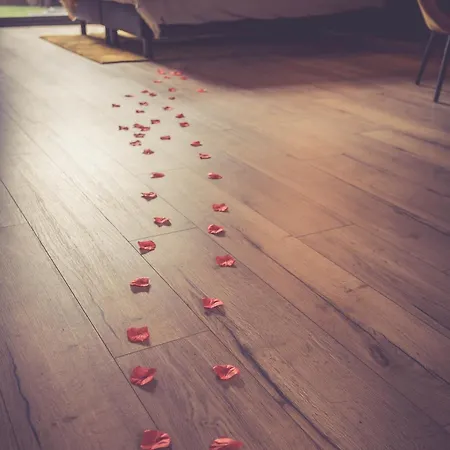L'instant Present, Romantique, And